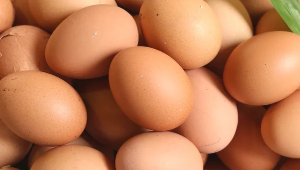 Предпосылки для продажи свежих яиц на рынке — стоковое фото
