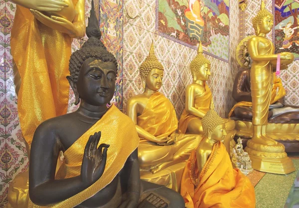 Buddha-Statuen aus Gold — Stockfoto