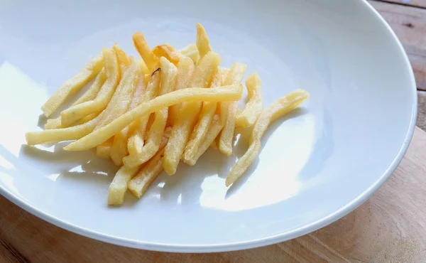 Batatas fritas douradas prontas para serem comidas — Fotografia de Stock