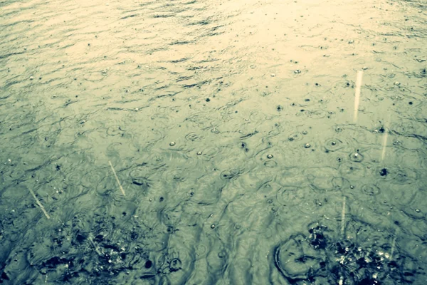 Flou de fortes gouttes de pluie sur la rivière . — Photo
