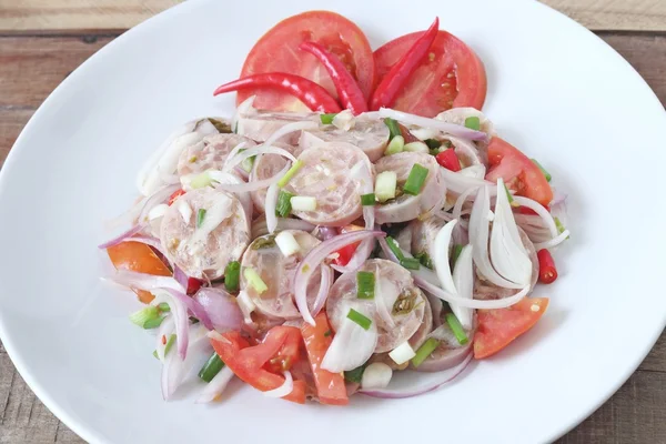 Cozinha tailandesa: Salsicha azeda tailandesa picante com salada — Fotografia de Stock