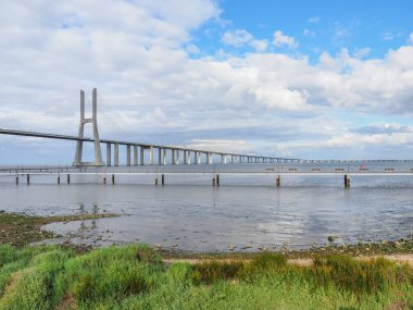 Vasco da Gama Köprüsü, Portekiz 'in başkenti Lizbon' un Parque das Nacoes kentindeki Tagus Nehri boyunca uzanan ve Avrupa Birliği 'nin en uzun ömürlü köprüsü..