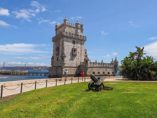 Belem Kulesi 'ni ya da Torre de Belem' i süsleyin. Portekiz 'in başkenti Lizbon' daki Tagus nehrinin kuzey kıyısında Portekiz Manueline tarzının tarihi, güçlendirilmiş çeyreği. Güzel manzara.