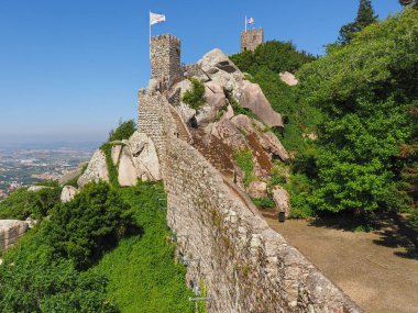 Fas Şatosu (Portekizce: Castelo dos Mouros), Portekiz 'in Sintra Dağları' nda yer alan bir ortaçağ kalesidir. Yeniden inşa edilmiş duvarı çevreleyen ormanlık alan.
