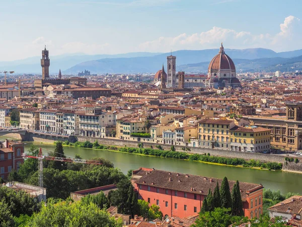 Floransa şehri Michelangelo tepesinden görüldüğü gibi. Arno nehri üzerindeki ünlü İtalyan şehri. Floransa 'nın tarihi merkezi UNESCO tarafından Dünya Mirası olarak ilan edildi. Güzel manzara.