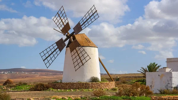 Fuerteventura 'nın eşsiz ve güzel doğal manzarası. Llanos de la Concepcin kasabası yakınlarında dört kanatlı beyaz yel değirmeni. Rüzgarın enerjisi. Harika bulutlu bir gün. Kanarya adaları. İspanya.