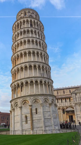 Güzel ve benzersiz, ünlü ve simgesel Eğik Kule veya Torre pendente di Pisa, İtalya 'nın orta kesimindeki Piazza dei Miracoli bölgesinde bulunan bir çadır. Arka planda bulutlu mavi gökyüzü olan bir sabah.