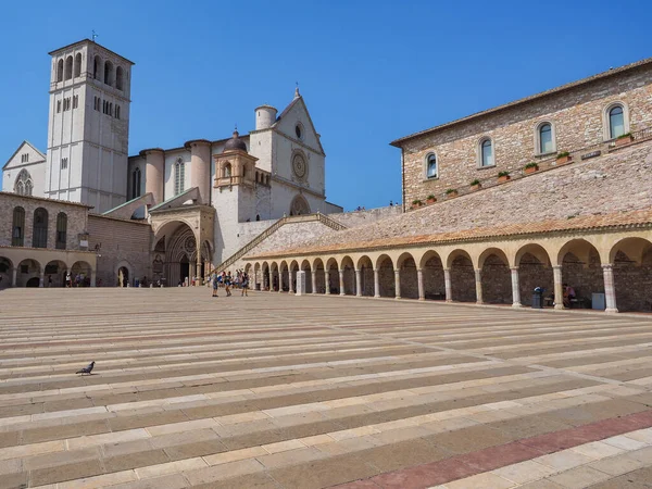 Assisi 'li Aziz Francis Bazilikası ya da San Francesco d' Assisi Bazilikası. Aşağı ve Yukarı Kiliseler, Aşağı Plaza ya da Inferiore Meydanı 'ndan görülüyor. Hristiyan haccında. İtalya.