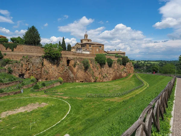 Bulutlu mavi gökyüzü olan geleneksel İtalyan manzarası. Santa Maria Maggiore Katedrali ya da Piazza del Duomo 'daki S. Maria di Pozzano. Hill Town Civita Castellana, Viterbo ili, Lazio bölgesi, İtalya.