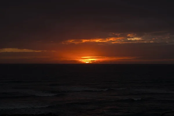 Dramatischer Sonnenuntergang Auf Dem Meer — Stockfoto