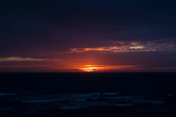 Dramatischer Sonnenuntergang Auf Dem Meer — Stockfoto