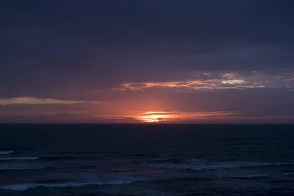 Dramatischer Sonnenuntergang Auf Dem Meer — Stockfoto