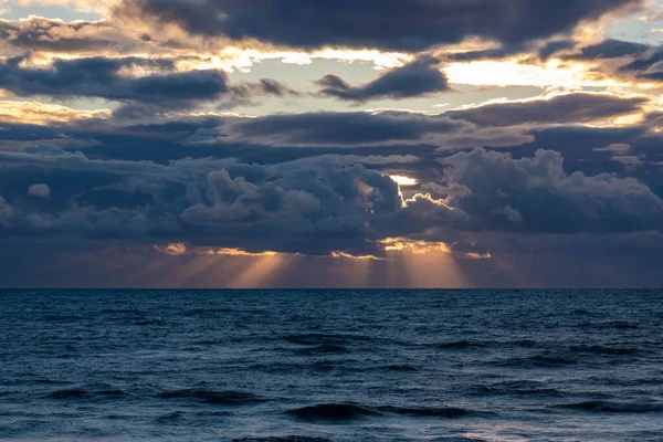 Солнце Пробивается Сквозь Облака Над Морем — стоковое фото