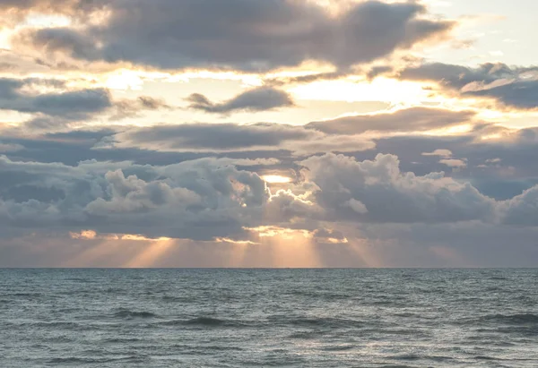 Sonne Bricht Durch Die Wolken Über Dem Meer — Stockfoto