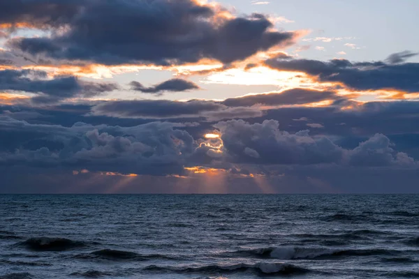 Sonne Bricht Durch Die Wolken Über Dem Meer — Stockfoto