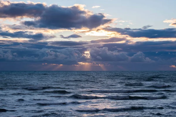 Sonne Bricht Durch Die Wolken Über Dem Meer — Stockfoto
