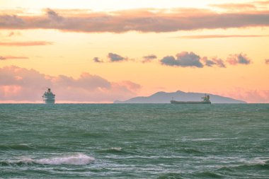 Günbatımında yelkenli gemiler ve Monte Argentario filosu
