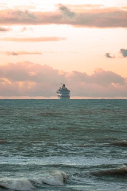 Gün batımında bir yolcu gemisi.