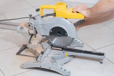 Testere bir parça odun kesti.