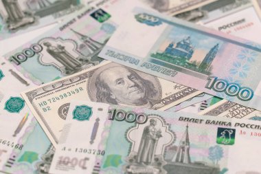 Rusya 'nın bin ruble banknotları arasında 100 dolarlık banknot. Rubleye karşı dolar döviz kuru. Seçici odak