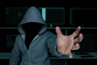 Mahalledeki bilinmeyen bir hacker hırsızlık yapmak için elini çekti.