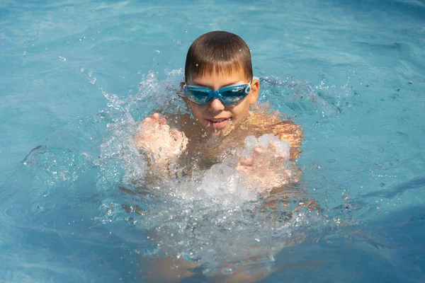 Boy Bathes Pool Wearing Swimming Goggles — Stock Photo, Image