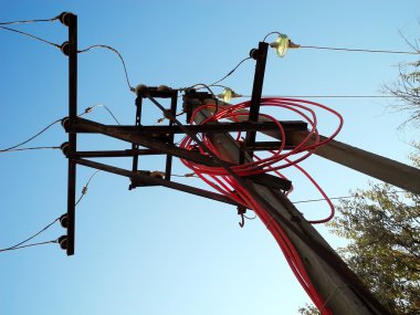 Gökyüzünün arka planında elektrik direği