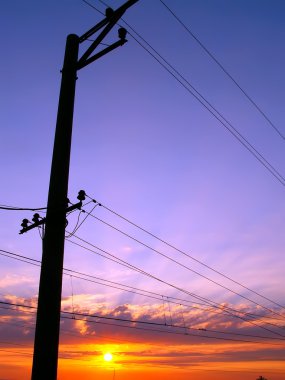 Siyah elektrik direği