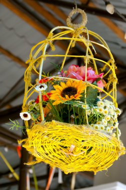 Çiçekler sarı kuş kafesi