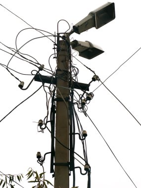 Gökyüzünün arka planında elektrik direği