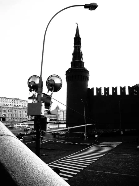 Cathédrale et pont sur la rivière — Photo