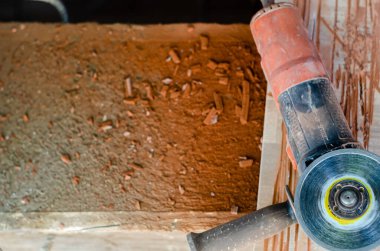 Seramik kesmek için bir makine. Kesik seramik üzerinde inşaat makinesi