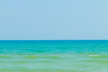 Deniz ve mavi gökyüzü