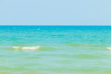 Deniz ve mavi gökyüzü