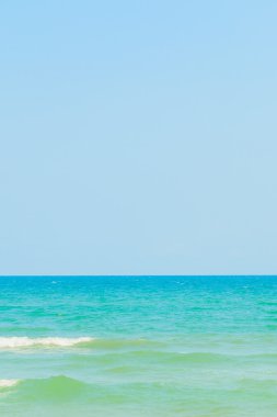 Deniz ve mavi gökyüzü