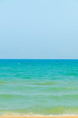 Deniz ve mavi gökyüzü