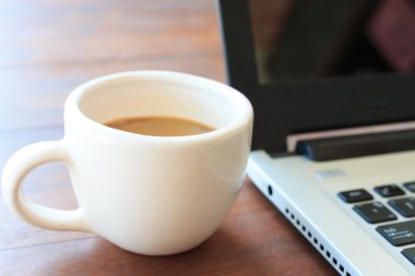 Dizüstü bilgisayar ve kahve 