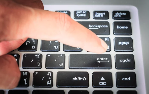 Dedo en el teclado — Foto de Stock