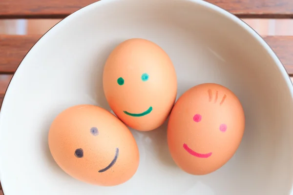 Trois œufs dans une assiette blanche — Photo