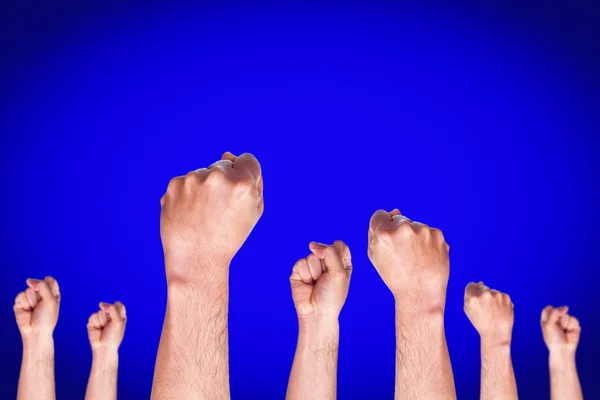 Grupo de mão humana mostrando punho no fundo azul, lutando conceito punho, sinal de punho ou símbolo . — Fotografia de Stock