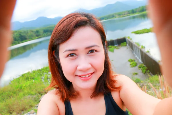 Schöne asiatische Frau zeigt Selfie — Stockfoto
