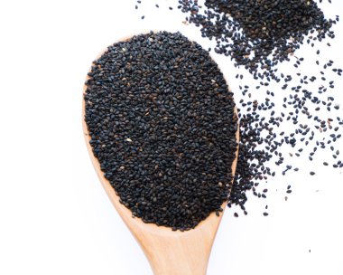 Siyah susam tahta kaşık koymak