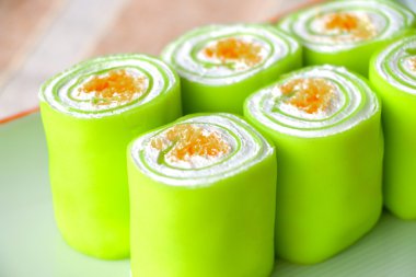 Yeşil rulo pasta kapatın 