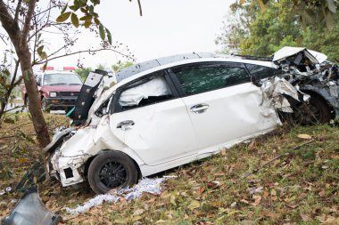 Chumpon, Tayland Şubat 24: araba kazası Otoban yolu üzerinde ağaç 