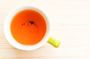 Çay üzerinde parlak ahşap 