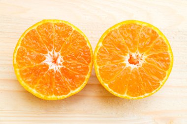 Ahşap zemin üzerine Portakal dilim