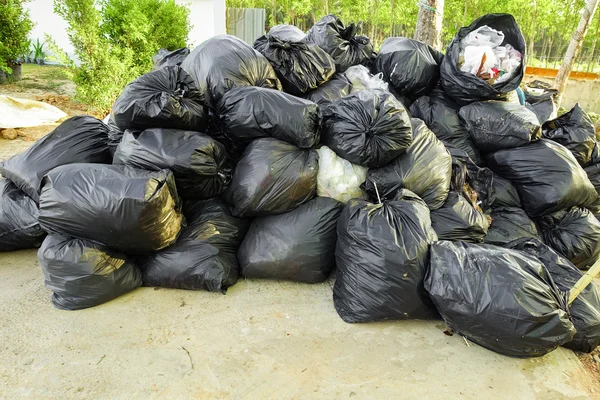 Špinavé odpadkové pytle — Stock fotografie