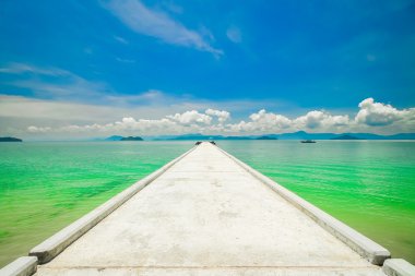 yürüyüş için çimento yolu ile güzel bir plaj