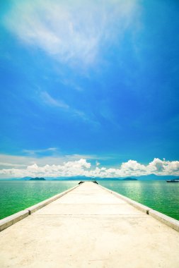 yürüyüş için çimento yolu ile güzel bir plaj 