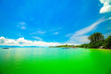 yürüyüş için çimento yolu ile güzel bir plaj 